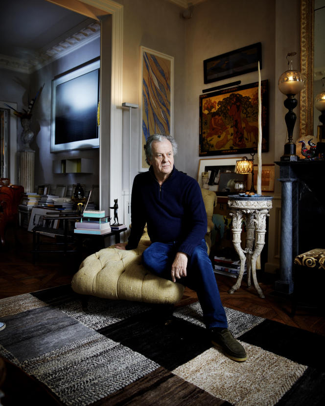 Jacques Grange dans son appartement parisien ayant appartenu à Colette, tout comme la méridienne
 beige sur laquelle il est assis, en 2014.
